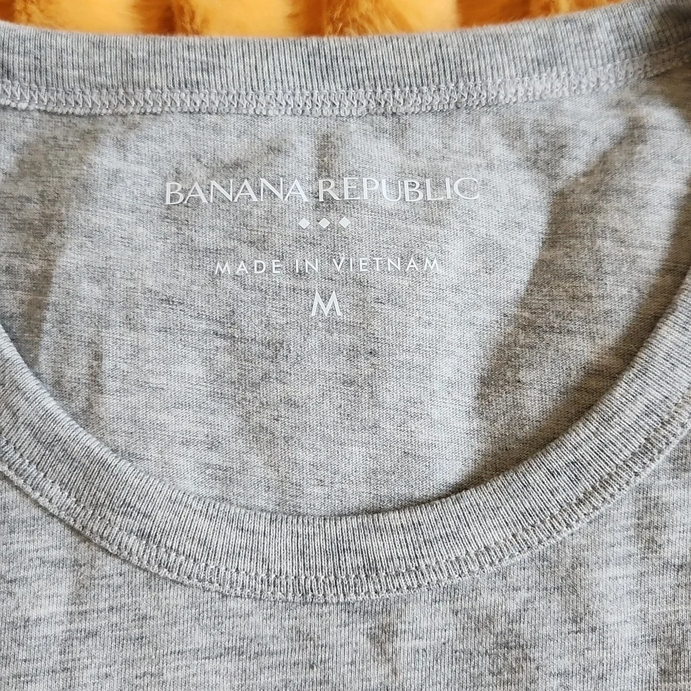 🆕 Banana Republic Pocket T-Shirt - Medium